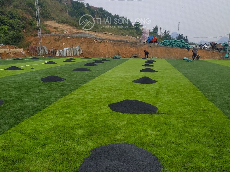 Thi công sân bóng cỏ nhân tạo tại Thị trấn Sapa - Lào Cai